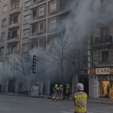 El incendio de un Bingo desaloja a los vecinos de los edificios y se corta la Calle Pintor Benedito