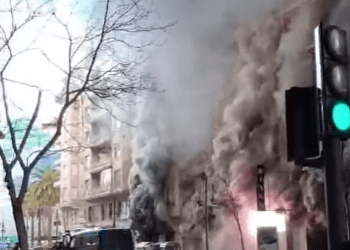 El incendio de un Bingo desaloja a los vecinos de los edificios y se corta la Calle Pintor Benedito
