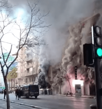 El incendio de un Bingo desaloja a los vecinos de los edificios y se corta la Calle Pintor Benedito