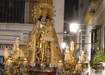 La Mare de Deu dels Desamparats procesiona a costal 5 horas por las calles del centro de Sevilla