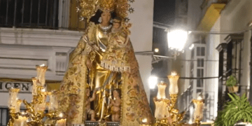 La Mare de Deu dels Desamparats procesiona a costal 5 horas por las calles del centro de Sevilla