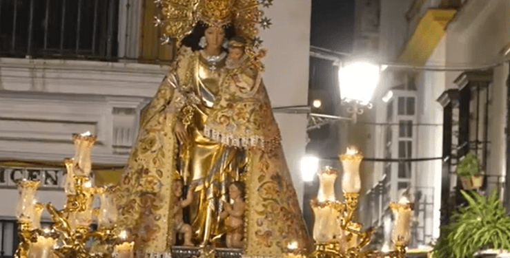 La Mare de Deu dels Desamparats procesiona a costal 5 horas por las calles del centro de Sevilla
