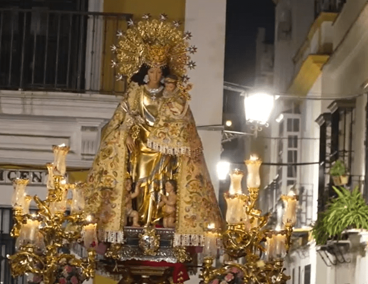 La Mare de Deu dels Desamparats procesiona a costal 5 horas por las calles del centro de Sevilla