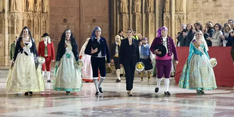 Compromís pregunta si la norma de indumentaria de la Ofrenda afecta a María José Catalá 1 Compromís pregunta si la norma de indumentaria de la Ofrenda afecta a María José Catalá