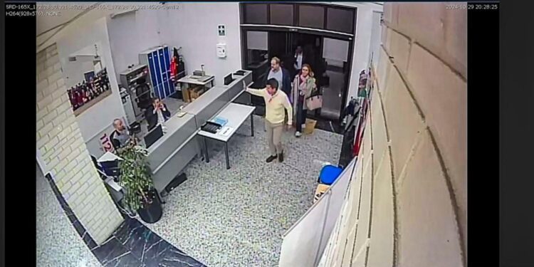 Un informe de la Generalitat confirma que Mazón llegó al Cecopi a las 20:28 horas el día de la DANA 1 Un informe de la Generalitat confirma que Mazón llegó al Cecopi a las 20:28 horas el día de la DANA