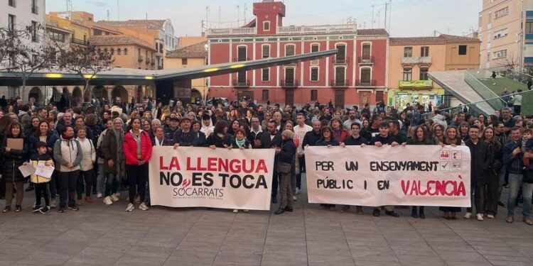Polémica por la consulta lingüística en las escuelas: protestas y defensa del Consell