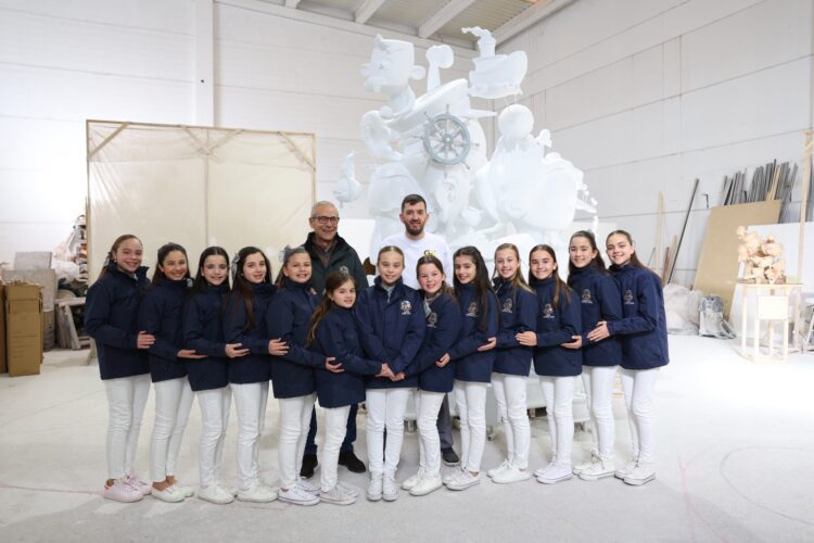 La FMIV y su Corte de Honor visitan el taller de José Gallego