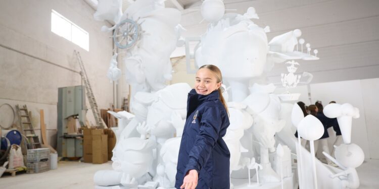 La FMIV y su Corte de Honor visitan el taller de José Gallego