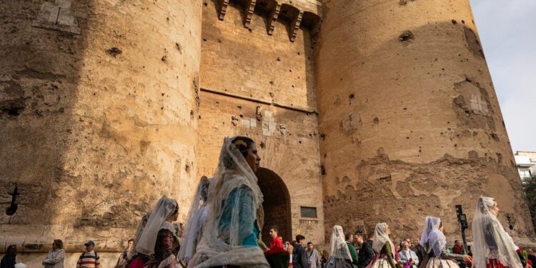 Bando fallero de Fallas 2025 con limitadores de sonido y recomendaciones para tirar petardos