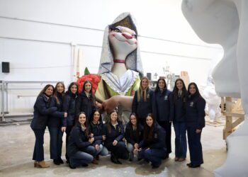 Berta Peiró y su Corte visitan la Falla Municipal en el taller de Santaeulalia y Llácer en Alcàsser