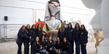 Berta Peiró y su Corte visitan la Falla Municipal en el taller de Santaeulalia y Llácer en Alcàsser