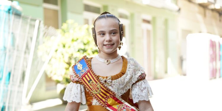Lucia Gil, Fallera Mayor Infantil de Valencia y su Corte de Honor visitan el Mercado de San Blai