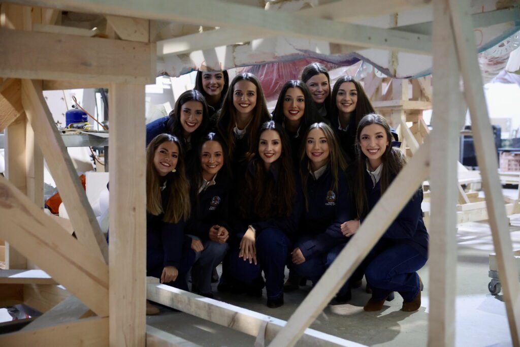 Berta Peiró y su Corte visitan la Falla Municipal en el taller de Santaeulalia y Llácer en Alcàsser 9 image00022