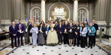 Valencia celebra el 155 aniversario de la Policía Local con un emotivo homenaje a todos los que ayudaron en la riada