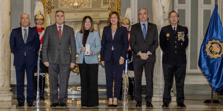 El Real Club Náutico de Valencia recibe la Cruz al Mérito Policial con Distintivo Azul por su labor en la Dana  1 El Real Club Náutico de Valencia recibe la Cruz al Mérito Policial con Distintivo Azul por su labor en la Dana