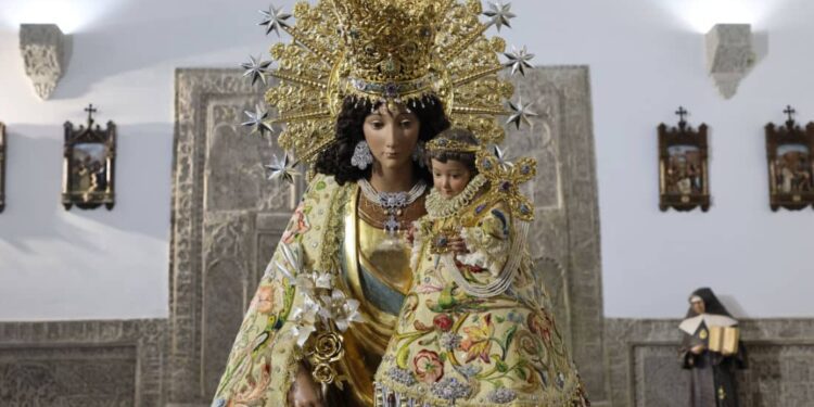 Prosigue la histórica y multitudinaria visita de la Mare de Deu dels Desamparats a Sevilla