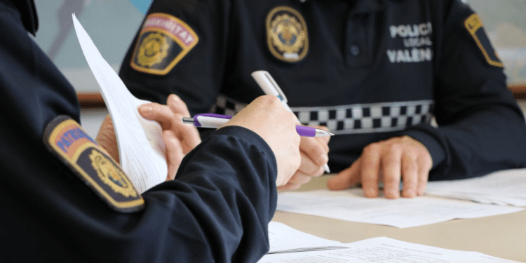 Valencia refuerza la lucha contra la ocupación ilegal con una oficina integrada en la Policía Local 1 Valencia refuerza la lucha contra la ocupación ilegal con una oficina integrada en la Policía Local