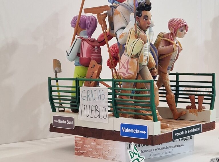 El Ninot Indultat Infantil de las Fallas 2025 homenajea a los héroes anónimos de la DANA en l’Horta Sud