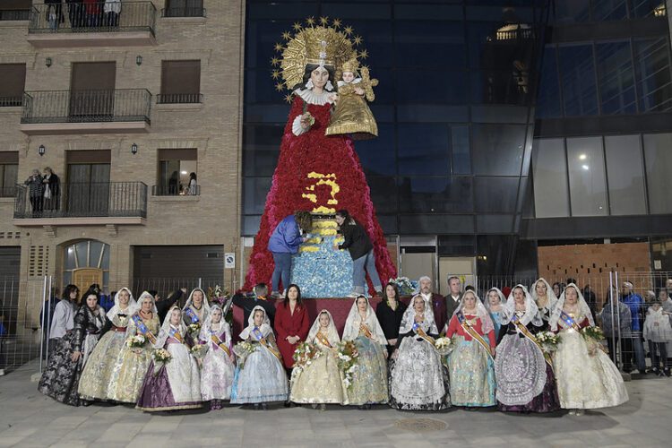 Paiporta tuvo ayer su Ofrena, Nit del Foc y se quemó la Falla de la #DANA donada por Convento Jerusalén