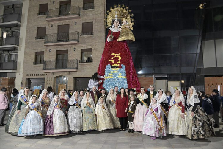 Paiporta tuvo ayer su Ofrena, Nit del Foc y se quemó la Falla de la #DANA donada por Convento Jerusalén