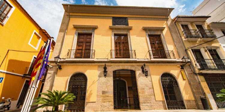 Cullera suspende la actividad educativa y cierra todas las instalaciones y edificios municipales ante la alerta roja