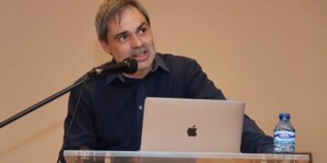 El filòlec Miquel Àngel Lledó defén l’independència de la llengua valenciana en un congrés en EEUU