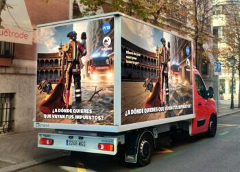 Polémica por el camión que se pregunta dónde quieres que vaya el dinero de tus impuestos recorre las calles de Valencia