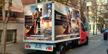 Polémica por el camión que se pregunta dónde quieres que vaya el dinero de tus impuestos recorre las calles de Valencia