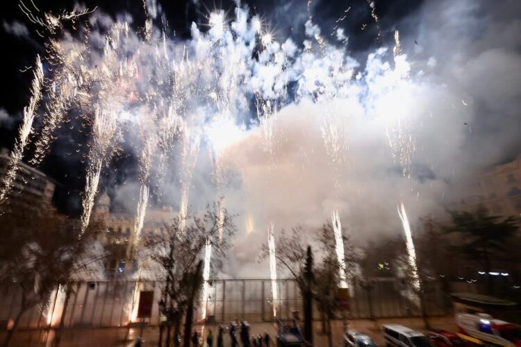 Peñarroja inaugura el ciclo de Mascletaes de Falles 2025 con un lleno total de la plaza