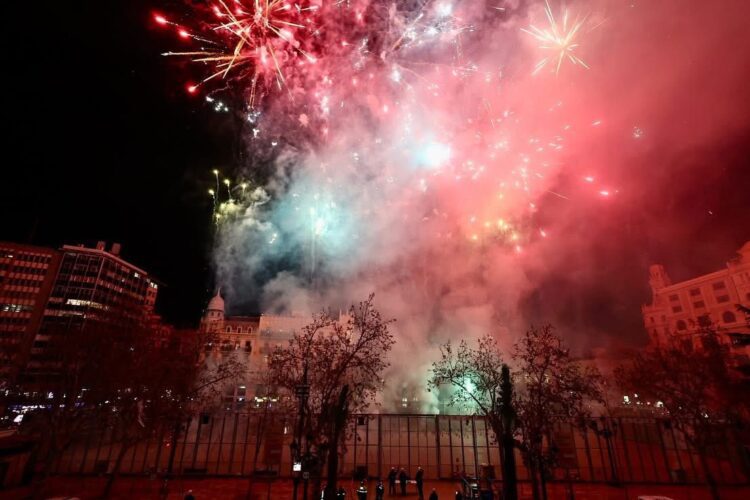 Peñarroja inaugura el ciclo de Mascletaes de Falles 2025 con un lleno total de la plaza