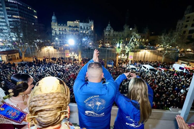 Peñarroja inaugura el ciclo de Mascletaes de Falles 2025 con un lleno total de la plaza