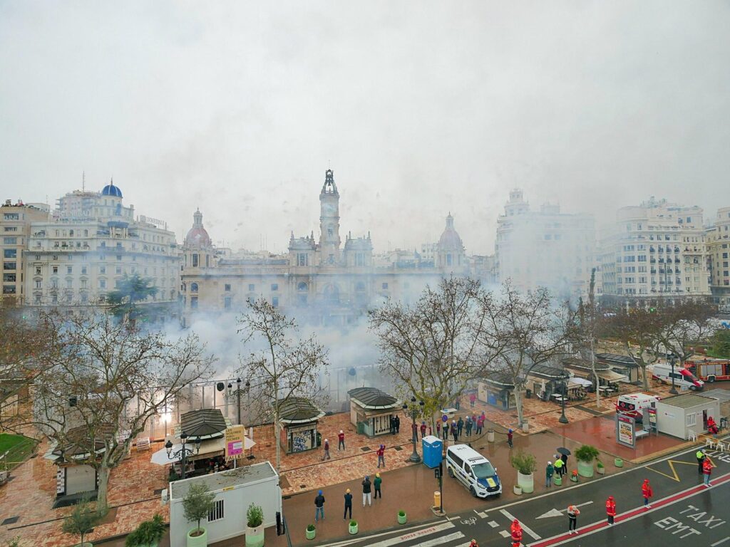La pirotecnia Tamarit ha disparado 192 kilos de pólvora este 13 de marzo 3 Gl857tyXkAAwuBK
