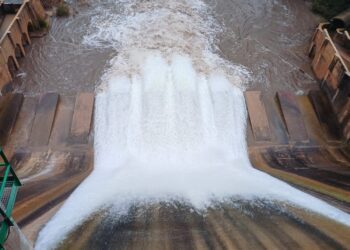 Las presas del Algar, Regajo y Alcora desaguando por el aliviadero