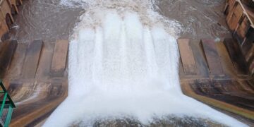 Las presas del Algar, Regajo y Alcora desaguando por el aliviadero