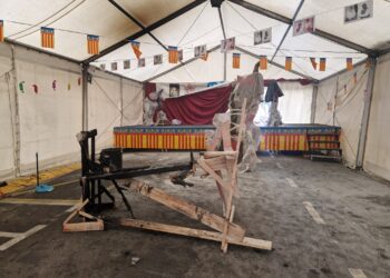 Queman el ninot central de la Falla Calvet de Alboraya guardado dentro de la carpa