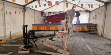 Queman el ninot central de la Falla Calvet de Alboraya guardado dentro de la carpa