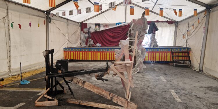 Queman el ninot central de la Falla Calvet de Alboraya guardado dentro de la carpa
