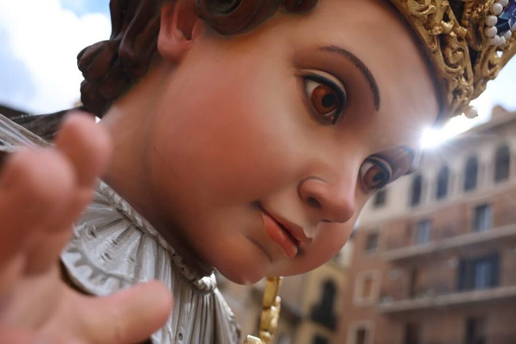 El cadafal de la Mare de Deu dels Desamparats luce ya en la Plaza de la Virgen 4 GlylxsiXcAAYgSV