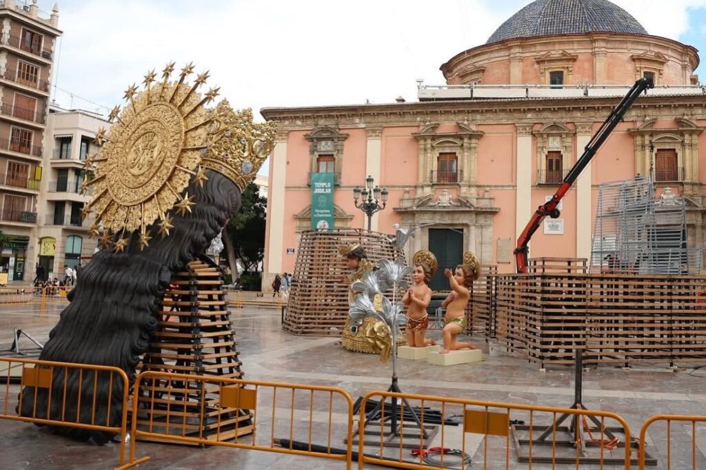El cadafal de la Mare de Deu dels Desamparats luce ya en la Plaza de la Virgen 2 GlylxslXkAE n0o