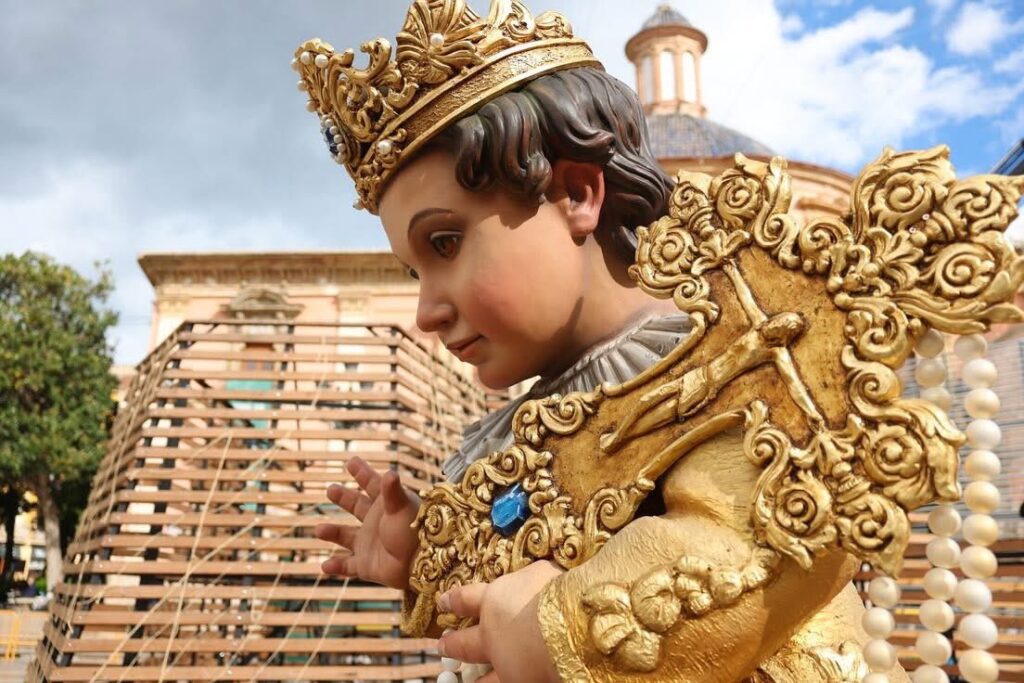El cadafal de la Mare de Deu dels Desamparats luce ya en la Plaza de la Virgen 3 GlylxwqXcAAKy B