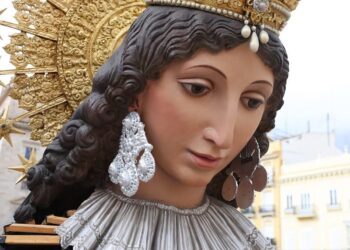 El cadafal de la Mare de Deu dels Desamparats luce ya en la Plaza de la Virgen