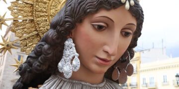 El cadafal de la Mare de Deu dels Desamparats luce ya en la Plaza de la Virgen