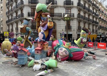 Un ninot de la falla Félix Pizcueta-Ciril Amorós se desploma por el peso del agua acumulada tras las intensas lluvias en Valencia 3 Un ninot de la falla Félix Pizcueta-Ciril Amorós se desploma por el peso del agua acumulada tras las intensas lluvias en Valencia