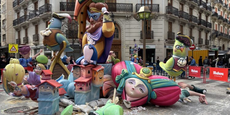 Un ninot de la falla Félix Pizcueta-Ciril Amorós se desploma por el peso del agua acumulada tras las intensas lluvias en Valencia