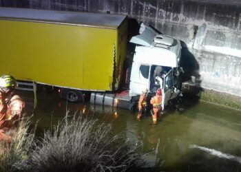 Rescate en Gavarda: Bomberos salvan a conductor de camión caído en acequia