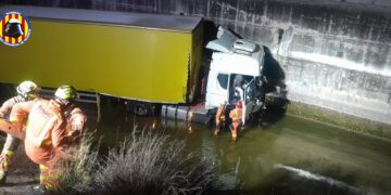 Rescate en Gavarda: Bomberos salvan a conductor de camión caído en acequia