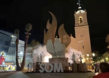 Paiporta tuvo ayer su Ofrena, Nit del Foc y se quemó la Falla de la #DANA donada por Convento Jerusalén