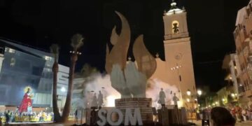 Paiporta tuvo ayer su Ofrena, Nit del Foc y se quemó la Falla de la #DANA donada por Convento Jerusalén