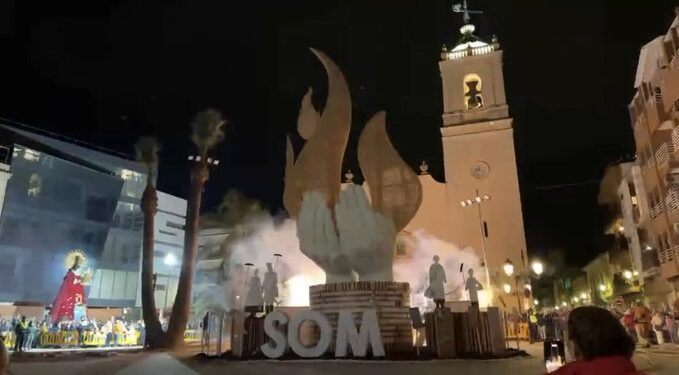 Paiporta tuvo ayer su Ofrena, Nit del Foc y se quemó la Falla de la #DANA donada por Convento Jerusalén 1 Paiporta tuvo ayer su Ofrena, Nit del Foc y se quemó la Falla de la #DANA donada por Convento Jerusalén