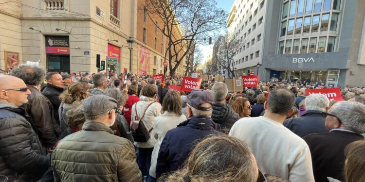 La Policía Local de Valencia cifra en 25.000 personas la asistencia a la sexta manifestación contra Mazón 1 La Policía Local de Valencia cifra en 25.000 personas la asistencia a la sexta manifestación contra Mazón